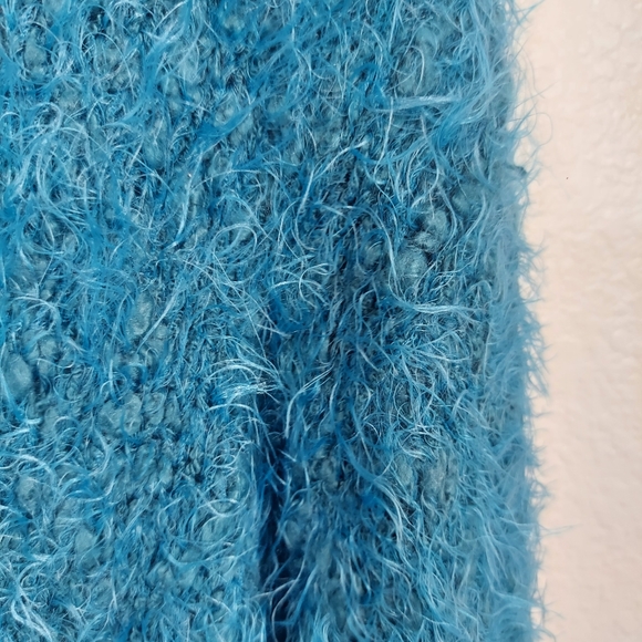 Hinge Scoop Neck Blue Teal Fuzzy Sweater Sz S - Picture 11 of 11